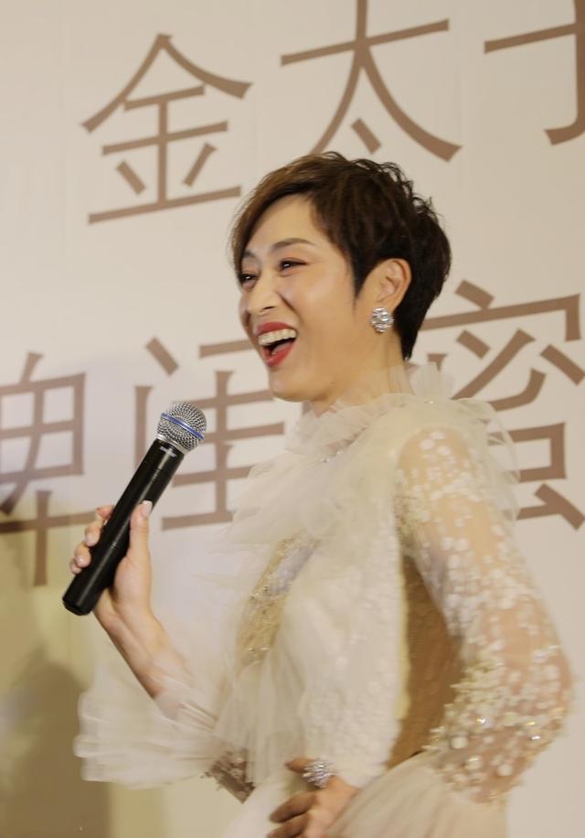 被53岁陈法蓉美到了,穿白色荷叶边薄纱裙配短发,气质太惊艳