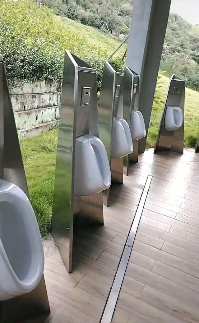 四川乐山,一景区露天厕所设计引热议!网友意见不一