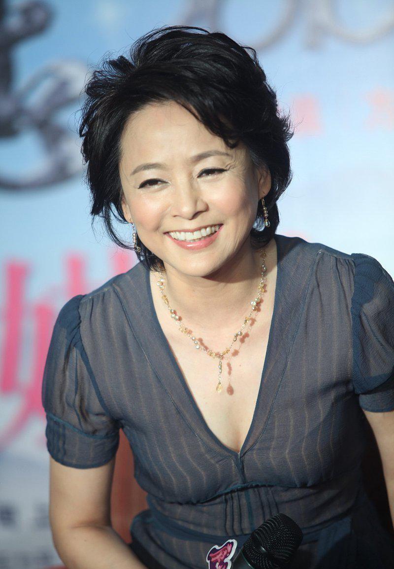 张瑜太厉害了已是阿姨辈穿衣品味高级感满分穿薄纱连衣裙真美