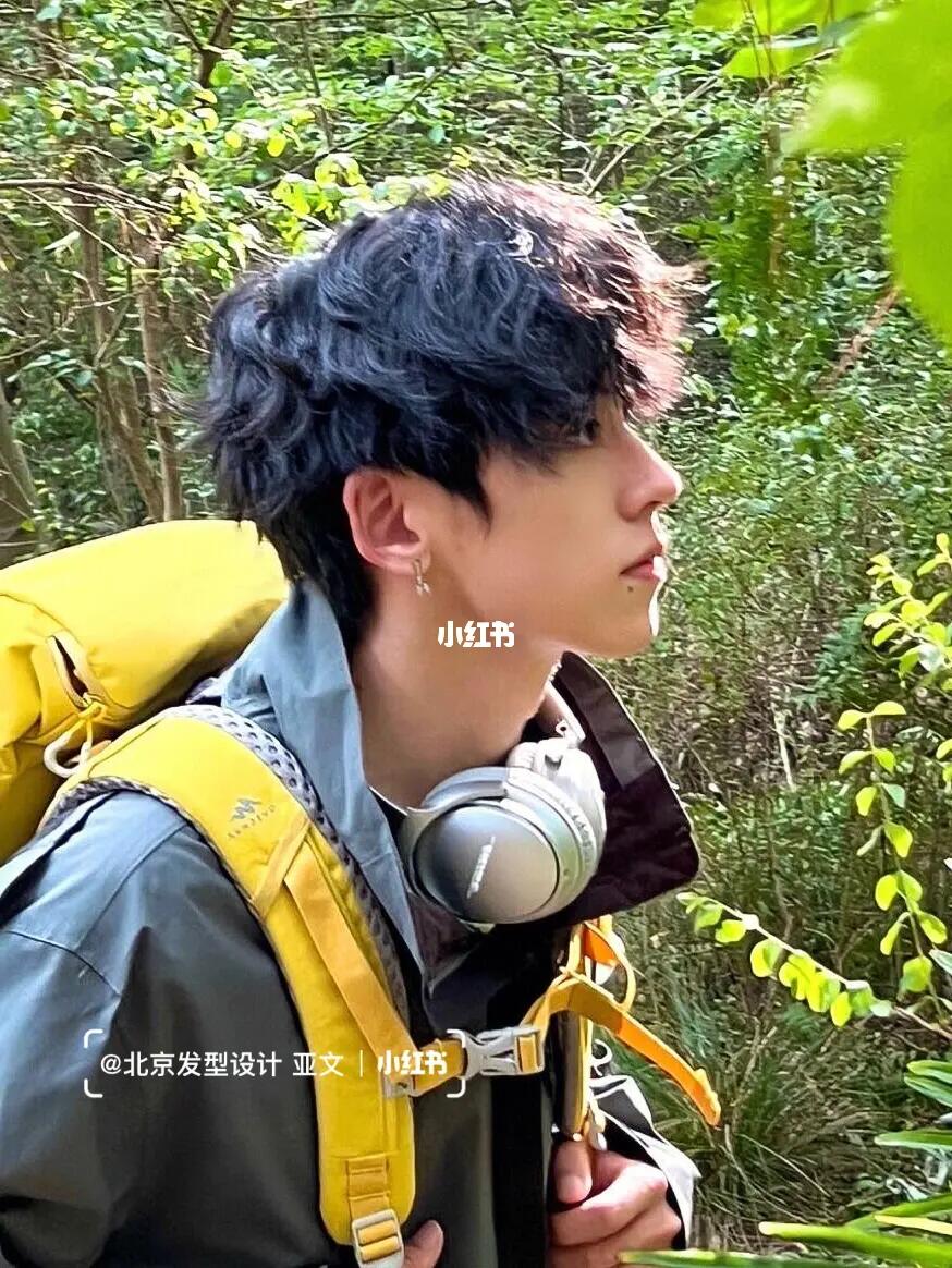 卷发休闲日常男士日系慵懒感卷发 男士春夏发型参考:慵懒日系卷发我们