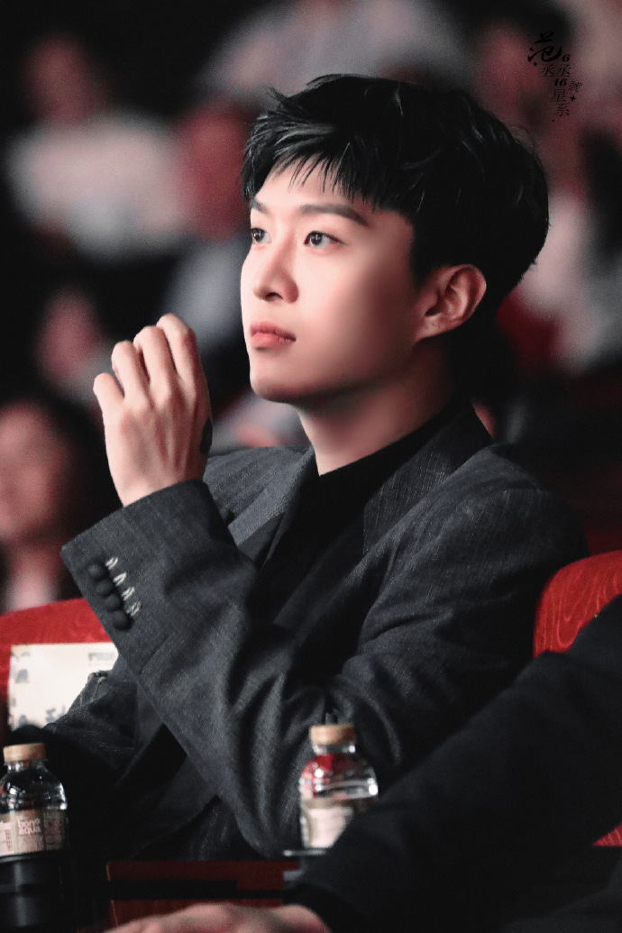 范丞丞金色挑染##范丞丞官宣澳门国际喜剧节