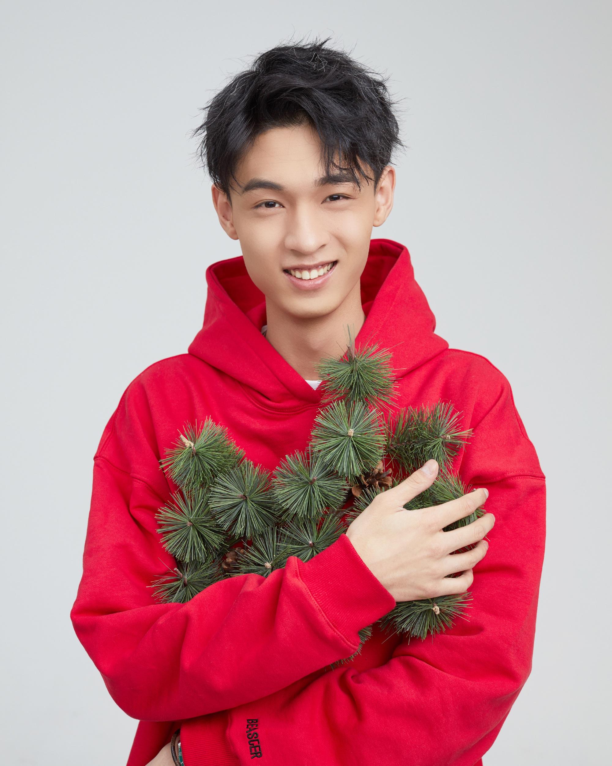 德云天团西装上身亮相星光大赏秦霄贤真会玩胸针还能接耳坠