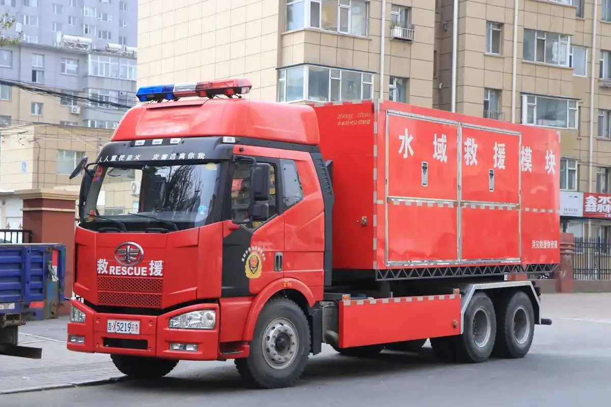 长春消防,中卓时代水域救援模块拉臂消防车.采用解放j6高顶6 - 抖音