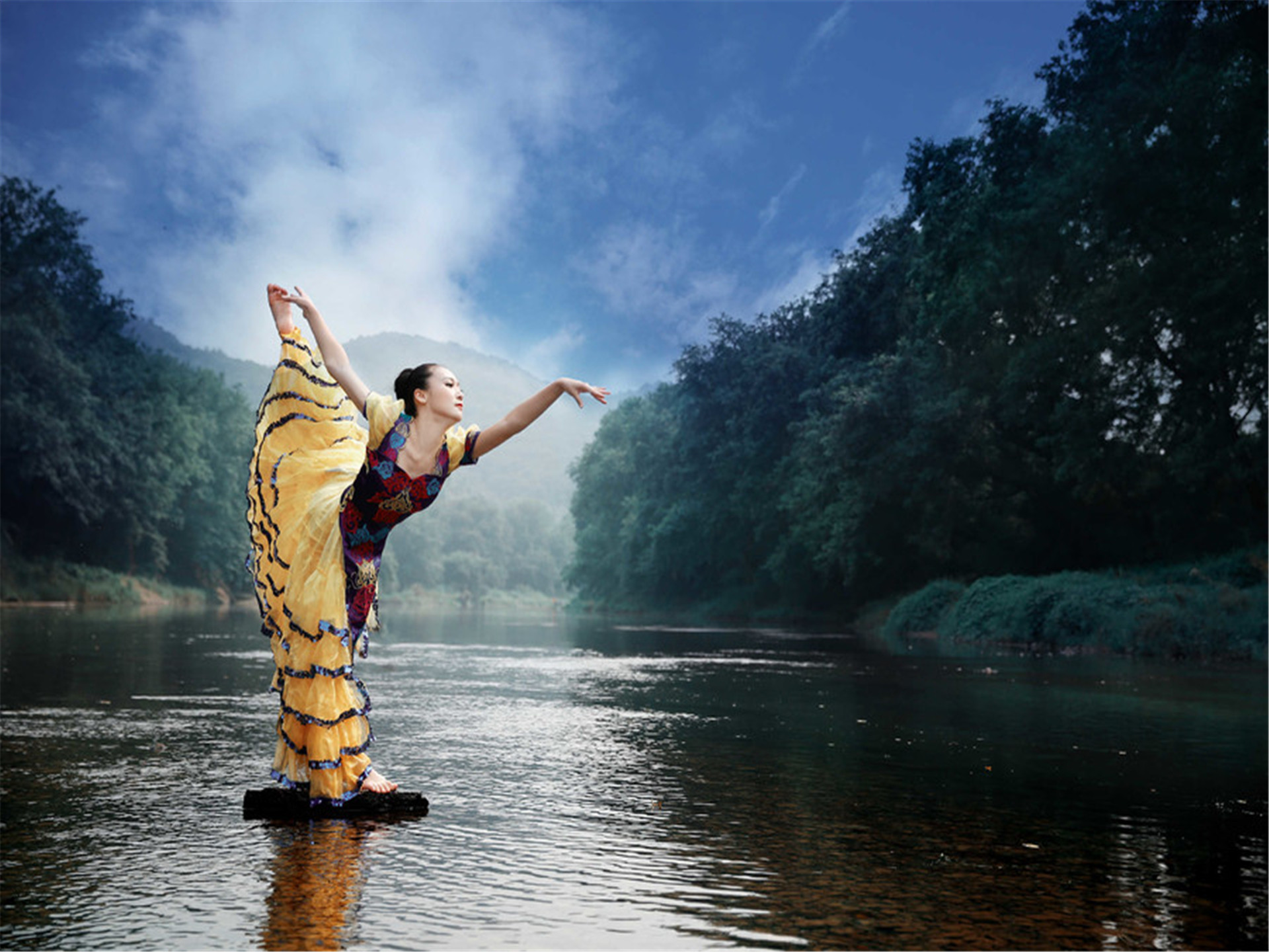 优美自然风景山水中跳舞的美女写真桌面壁纸