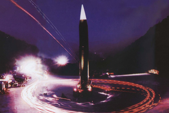 图文二炮东风4远程弹道导弹夜间训练