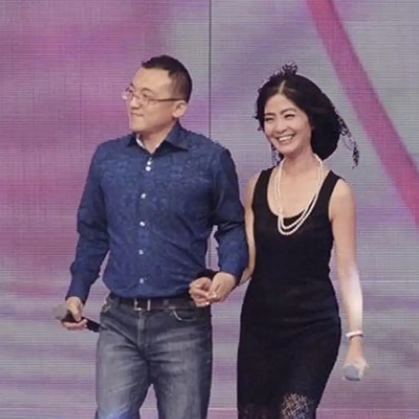 那个在《非诚勿扰》被34岁小伙牵走的51岁阿姨,现在怎样_伍逸_生活