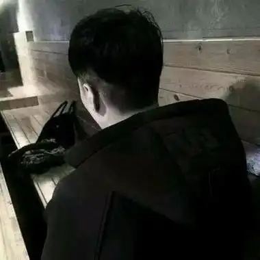 高冷男生背影头像黑白