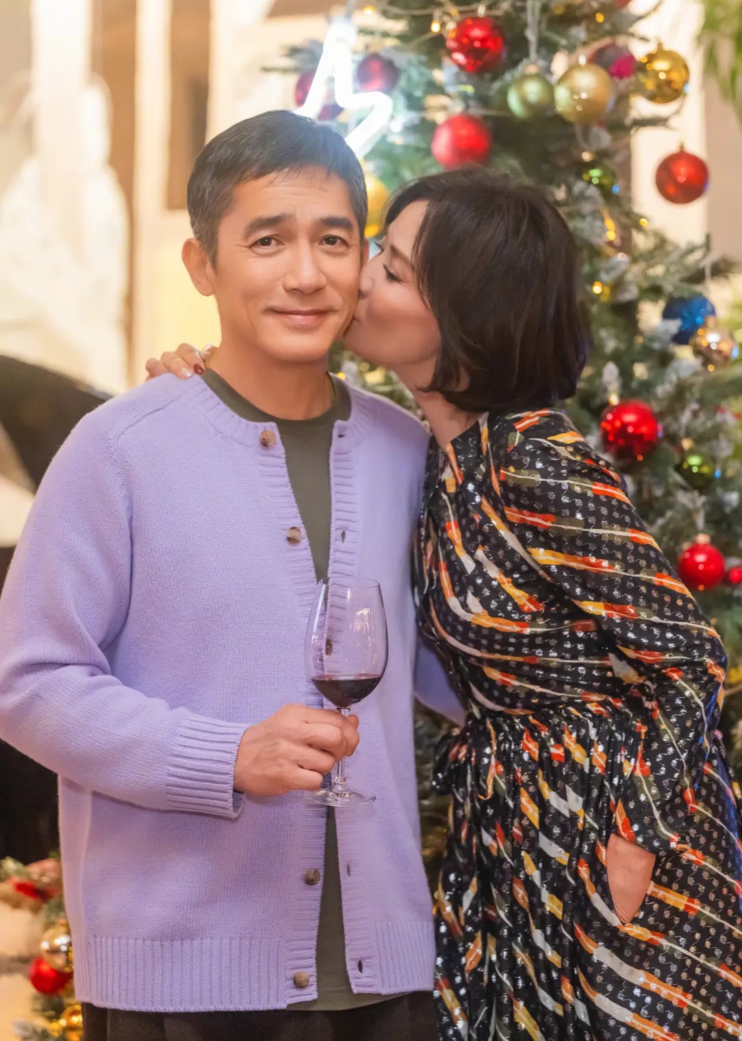 刘嘉玲圣诞派对惊现王菲女儿!与梁朝伟秀恩爱引羡慕_窦靖童_照片_网友