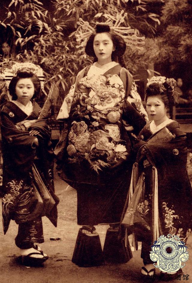 原创一组百年前的日本青楼女子老照片长相漂亮打扮美艳很妖娆