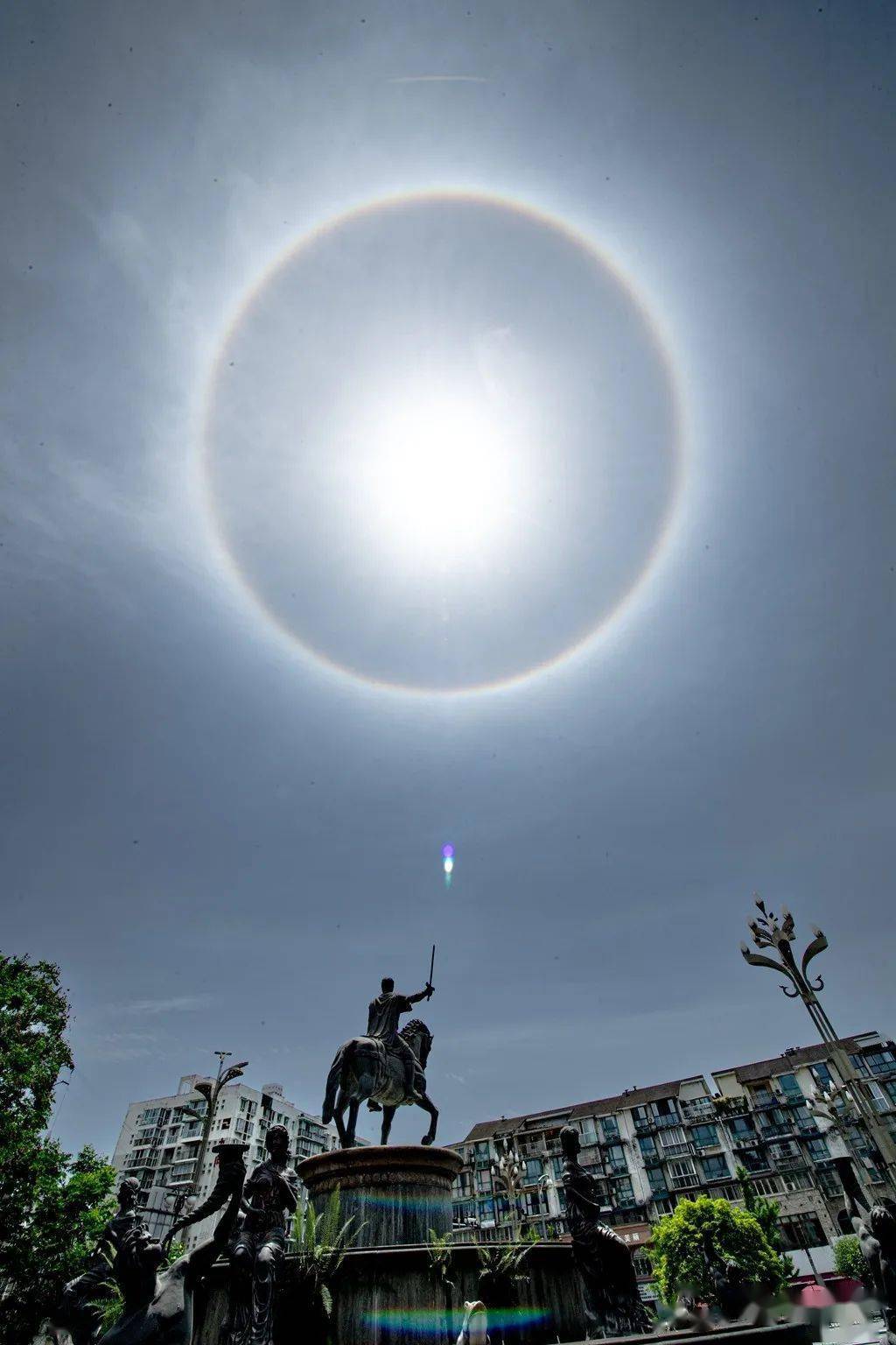 刚刚天空惊现日晕奇观