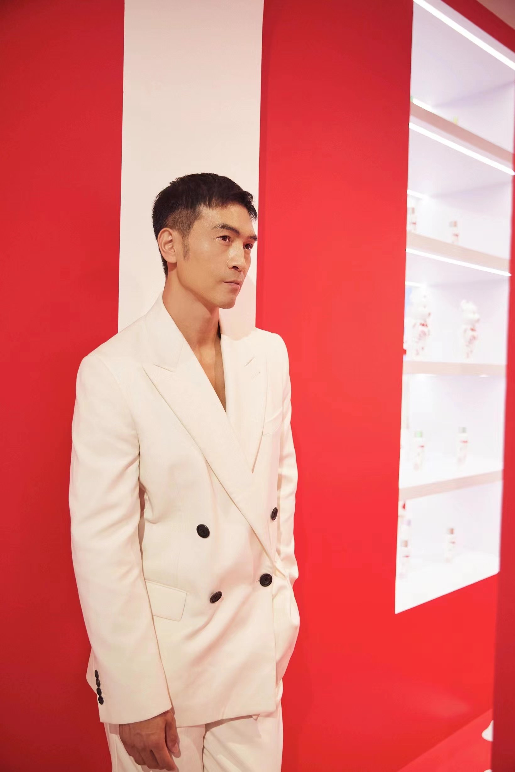 纪焕博亮相品牌跨界快闪店 纯白西装展现简约儒雅风尚__凤凰网