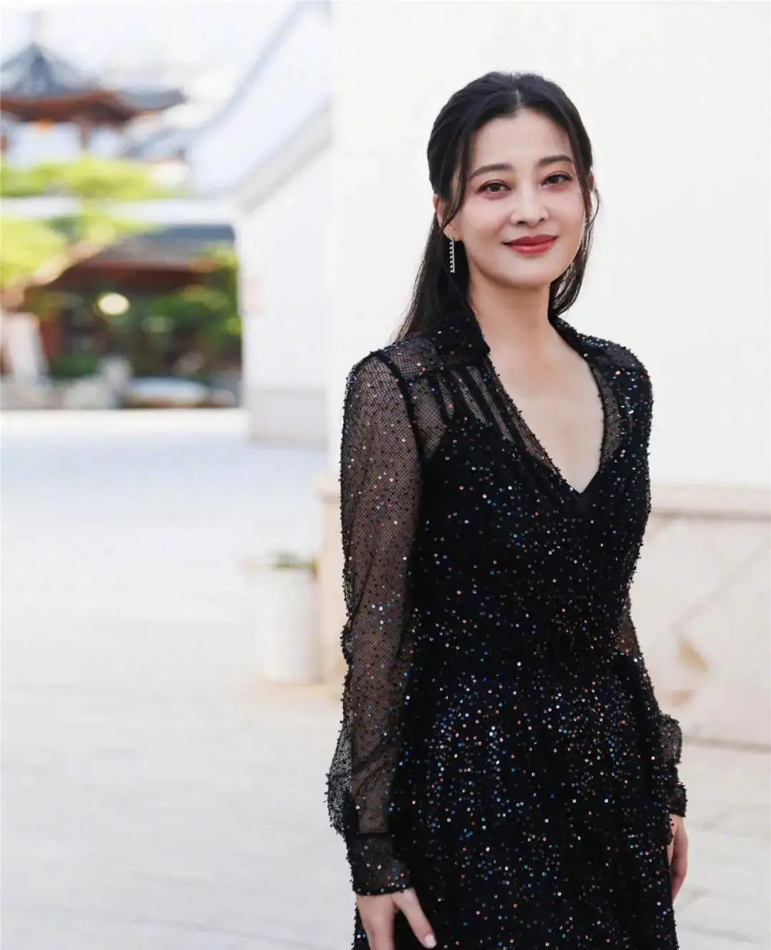 48岁梅婷分享健身日常,素颜出镜展现真实状态,长胖5斤产生身材焦虑!