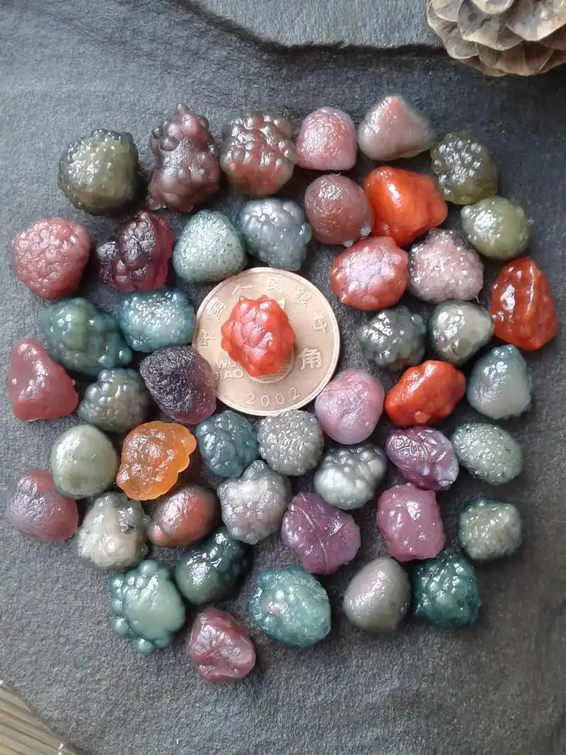 新疆巴楚黑山原石玛瑙因其硬度高,颜色亮 - 抖音