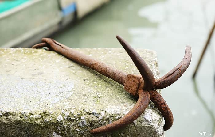 渔家用来固定船只的铁锚,已经锈迹斑斑,看起来已经有些年头了.