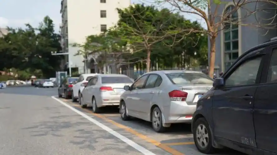 尤其是一些霸占路边停车位的"僵尸车"更让人头疼不已,自去年市城区