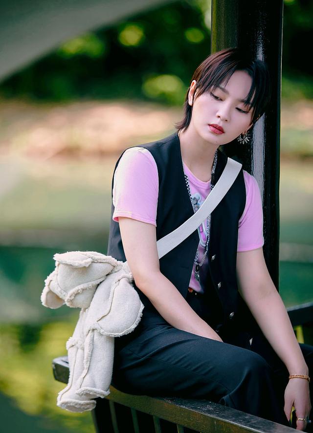 周笔畅身穿粉t搭马甲又美又攻 戴精致耳饰斜挎萌熊包甜酷满分