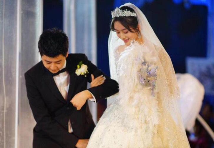 她竟偷偷结婚了老公是比她还红的他连关晓彤都表示羡慕