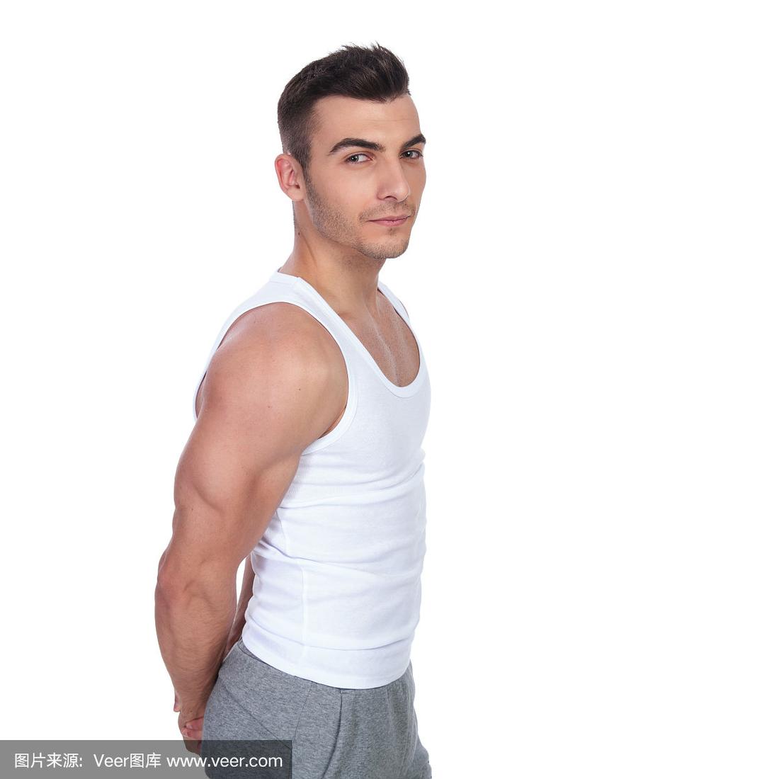 侧视图性感的健身男子弯曲他的三头肌