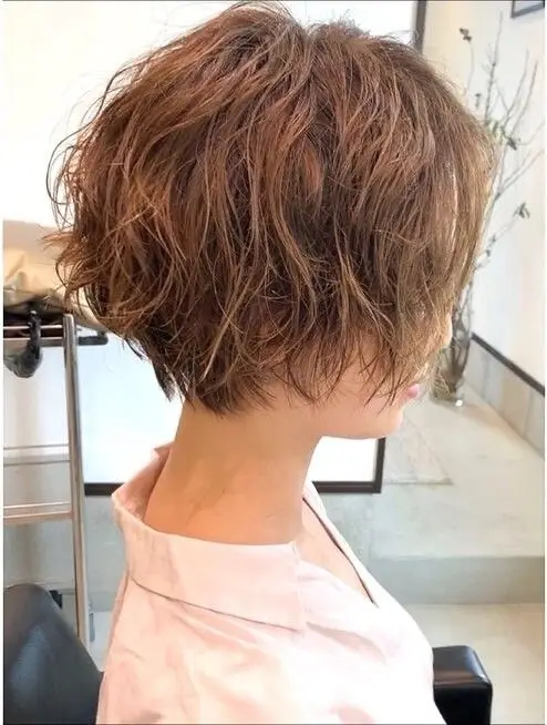 女士短发不论怎么剪,最百变时尚还是纹理烫,蓬松自然不夸张_发型_女性