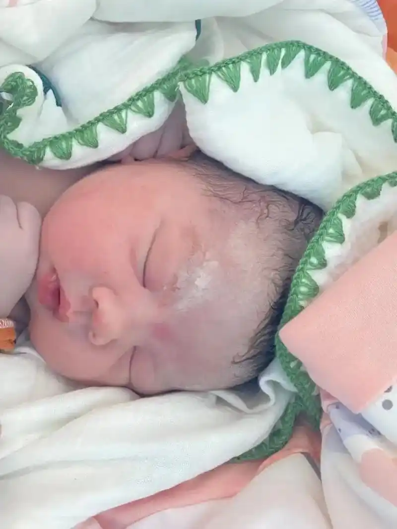 刚刚出生的小宝宝 #出生第一张照片 #看到你什么都值得了  - 抖音