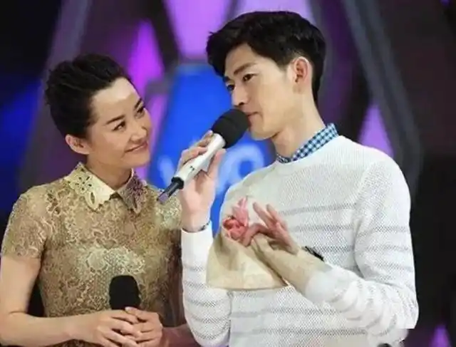 许晴对张翰的称呼发生了改变,她不再使用之前的称呼,而是简单地称呼他