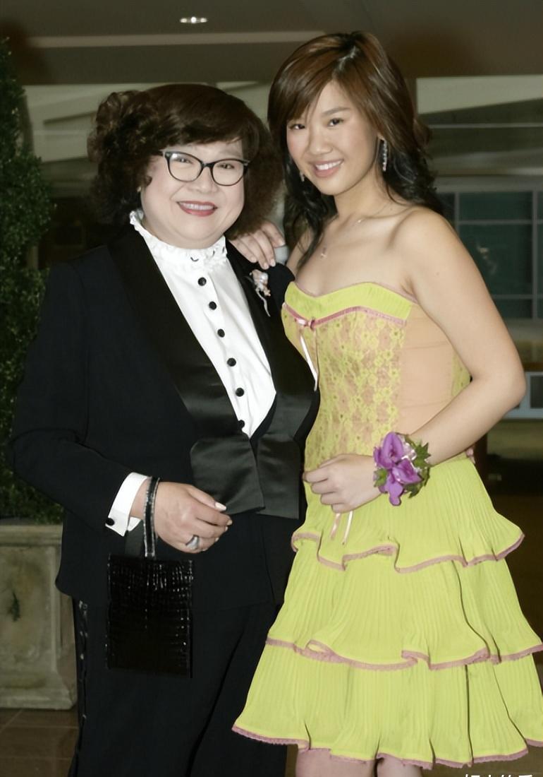 同是郑少秋女儿,沈殿霞生的郑欣宜和官晶华生的待遇天差地别_生活