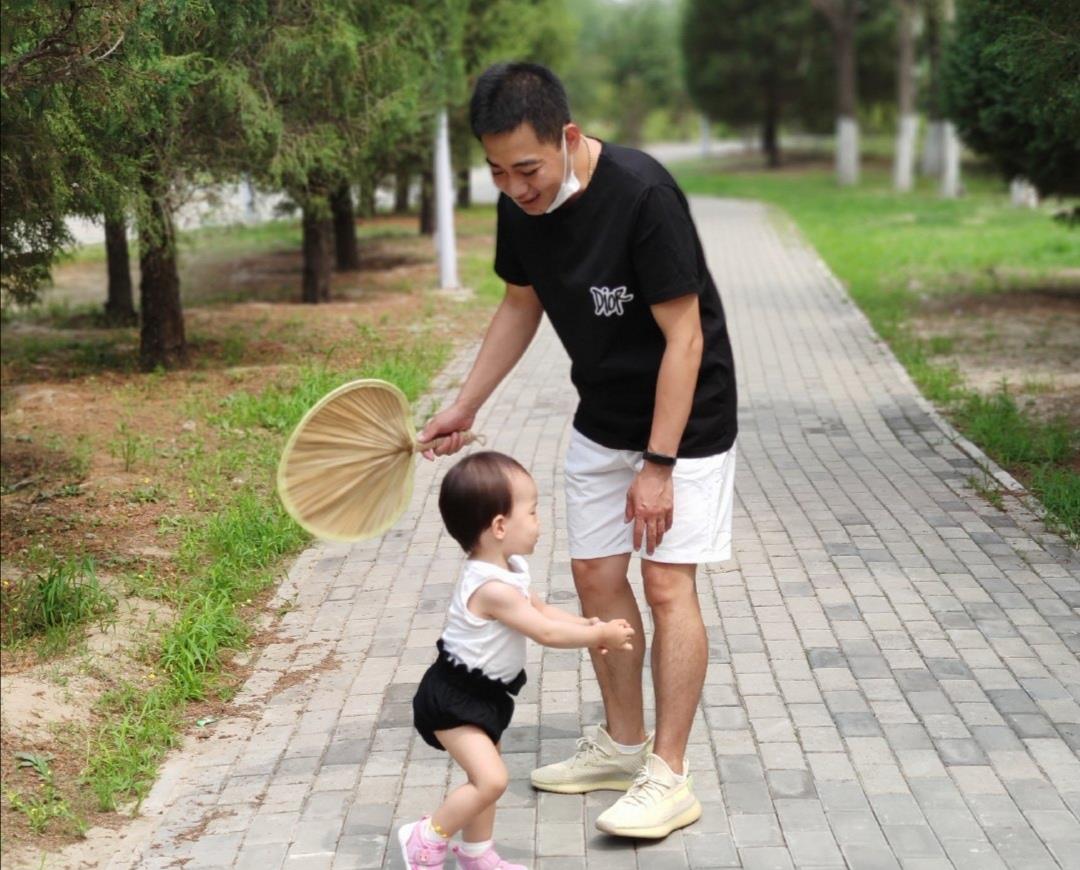 德云三队队长孔云龙结婚7周年,媳妇晒出女儿照片有看点_岳云鹏