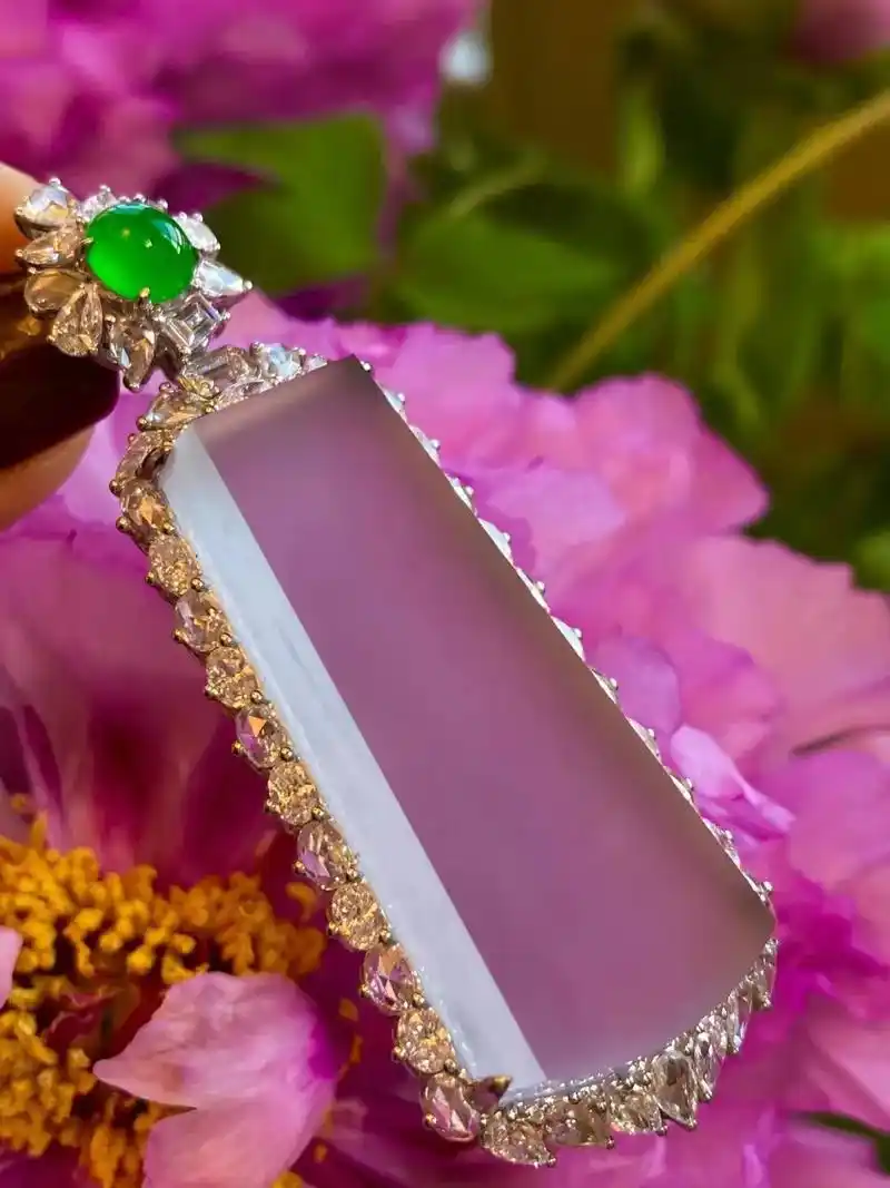 翡翠平安无事牌.玻璃,种水佳,18k金钻石豪镶#翡翠无事牌# - 抖音