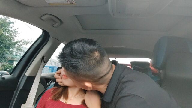 分居一个月,小伙花重金给女友买礼物,见面后又抱又亲起来了.