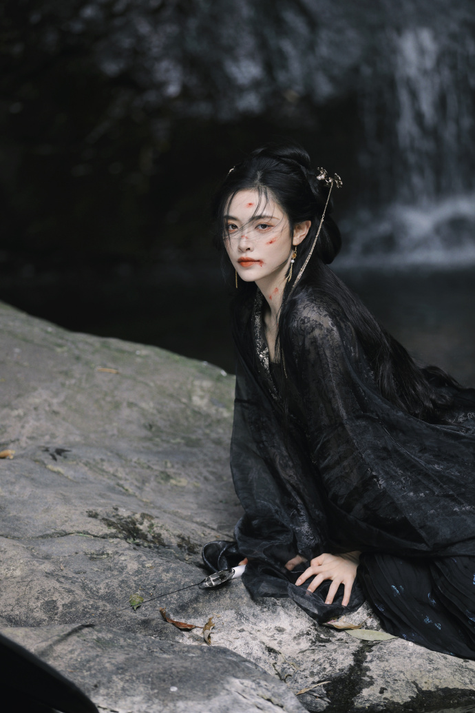 许佳琪黑衣古风写真
