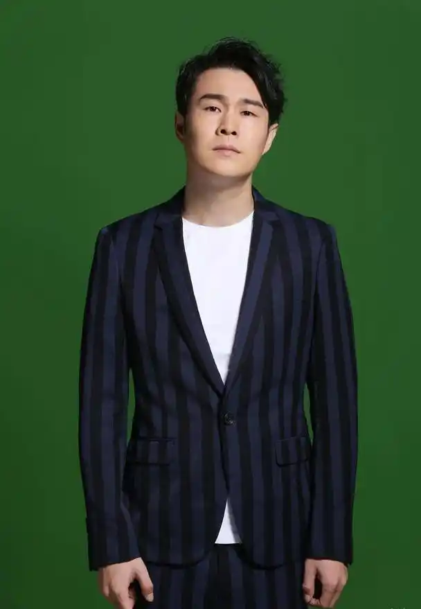 小沈阳更新社交动态,"咱也显摆一下 闺女",配上沈佳润的照片