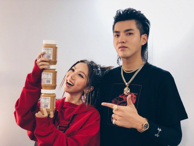 邓紫棋吴亦凡合影 这样萌系的身高差着实太可爱