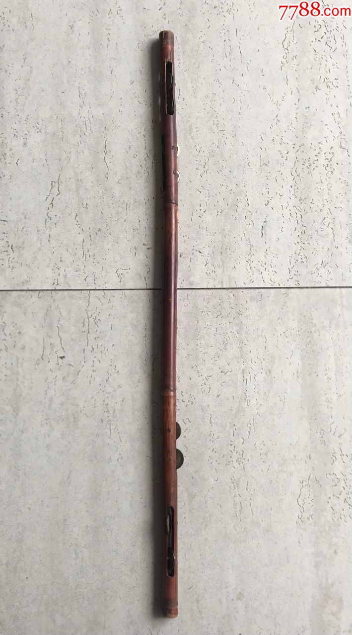 云南白族摇击奏乐器霸王鞭