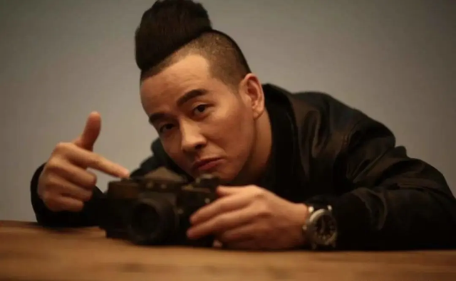 演员陈小春,因为他曾在《古惑仔》系列电影中饰演过个性十足的"山鸡"