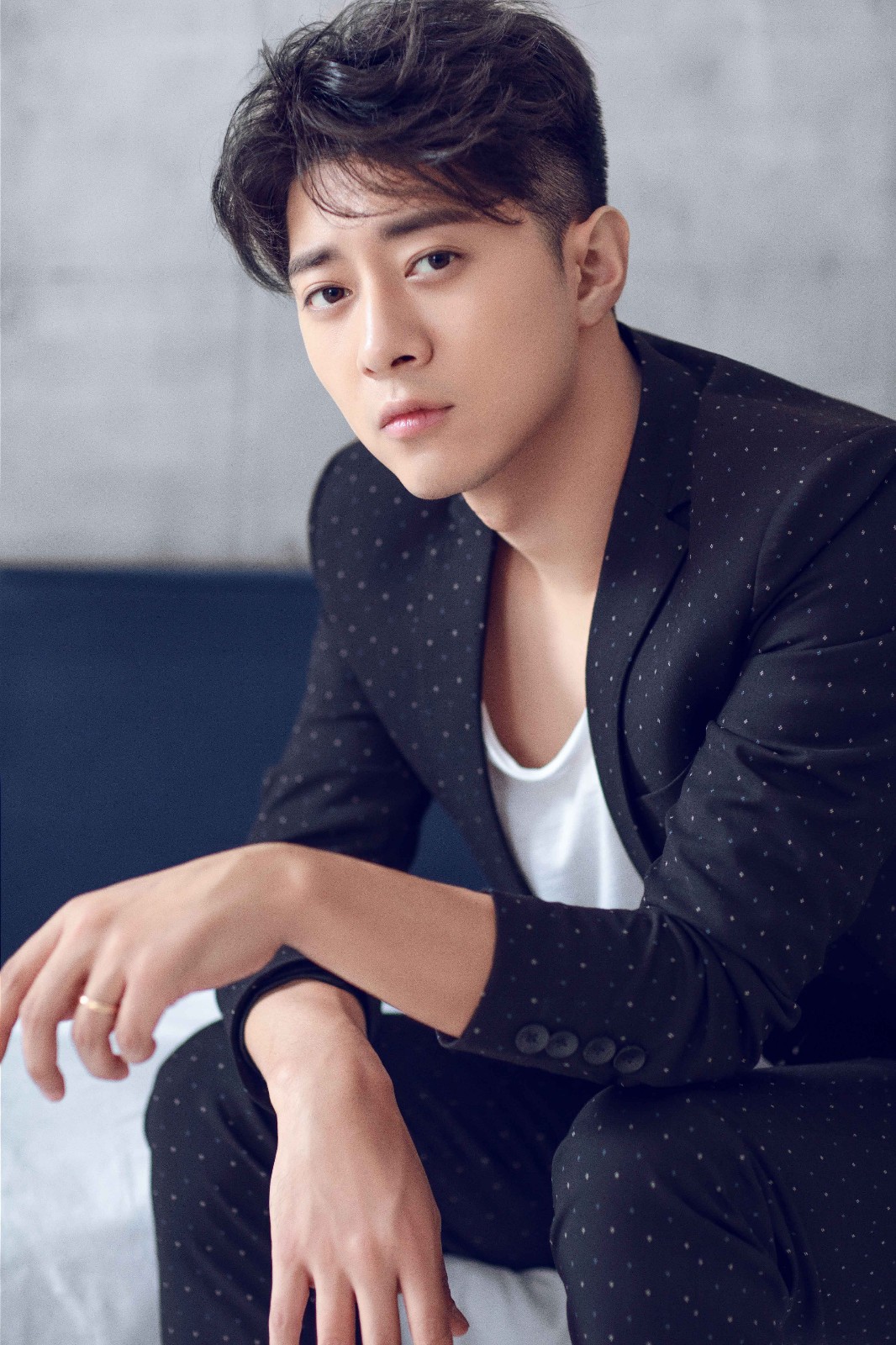 郭家豪曝极简时尚写真 线条硬朗诠释型男魅力