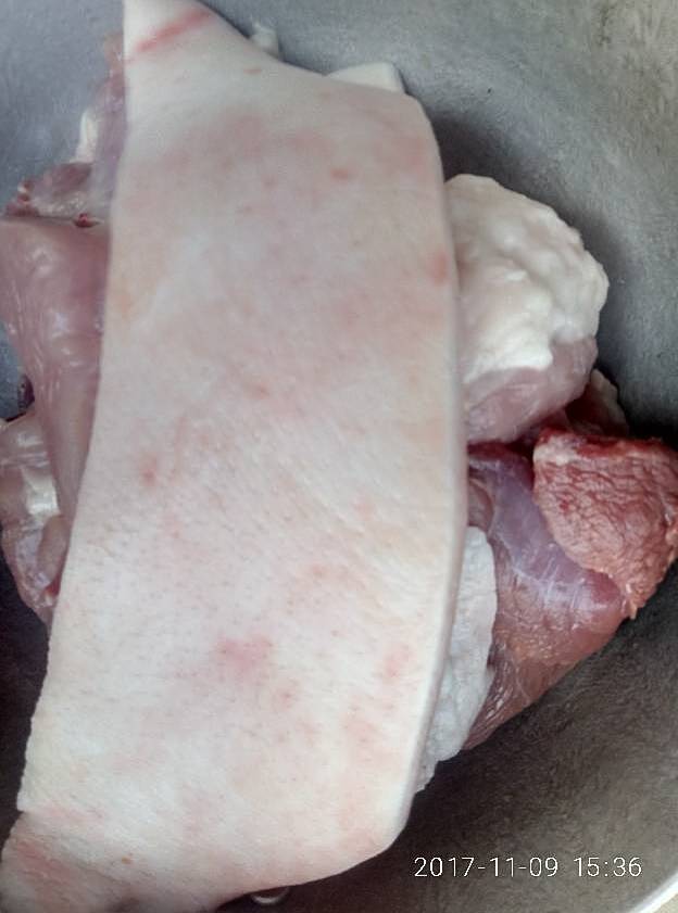 看看猪皮上吧!这样可以吃吗?有一小块瘦肉有些小红点.瘦肉我没拍下来.