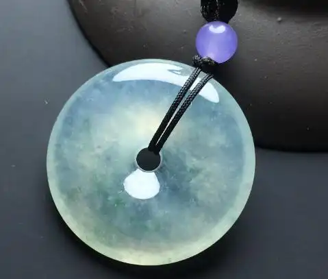 具体如下: (冰种飘花平安扣天然翡翠吊坠) 这个款式的翡翠平安扣,想必