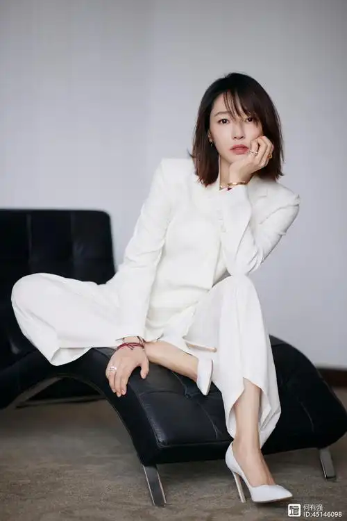 白百何气质开挂!身穿红黑色波点套装出席活动,意外穿出高级感