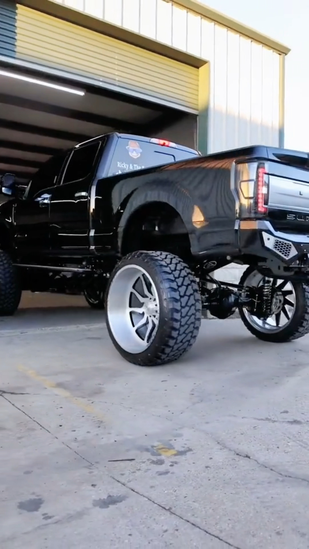 福特f250皮卡改装欣赏,底盘自动升降加轮毂改装