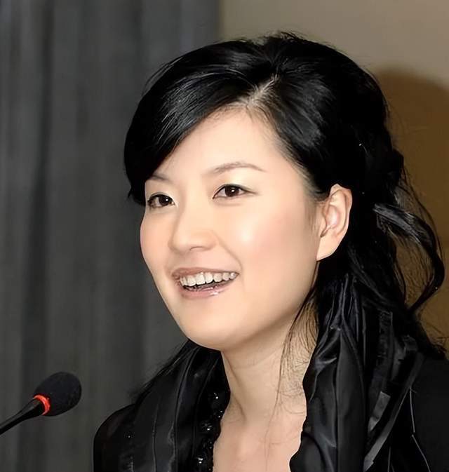 东方卫视美女主持陈蓉,因丑闻被迫转幕后,恐无望回归前台主持