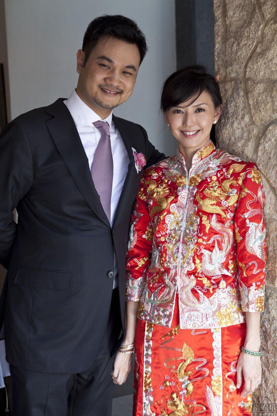 有著「亚洲性感女神」之称的钟丽缇和张伦硕的婚纱照也利用了中式