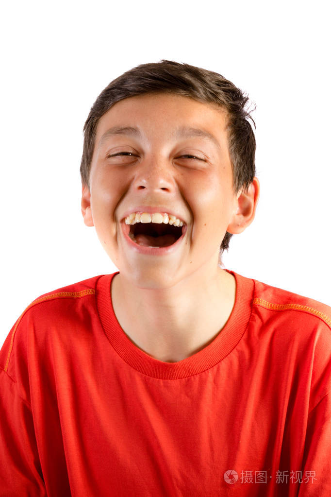 年轻十几岁的男孩上白哈哈大笑孤立