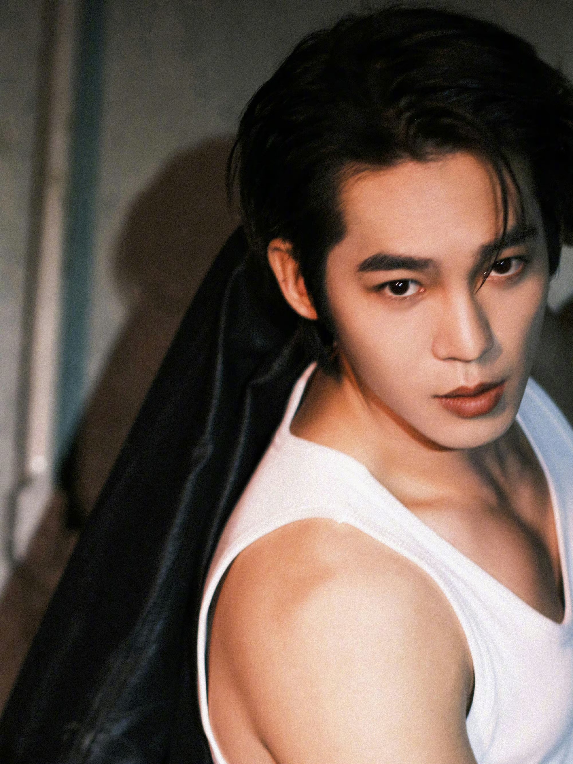 机车皮夹克搭配利落背头,展露恰好的肌肉线条,硬朗型男魅力,酷帅简单