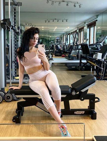 这张照片同样也是的,乔治娜在照片中的身材曲线几乎完美,一切都刚刚好