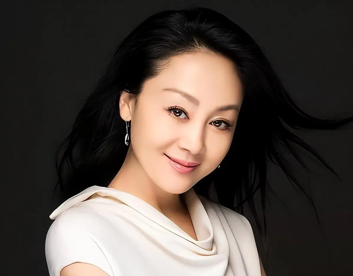 演员王姬:拍戏时意外怀孕,投资被骗600万,让女儿上交10年工资_生活