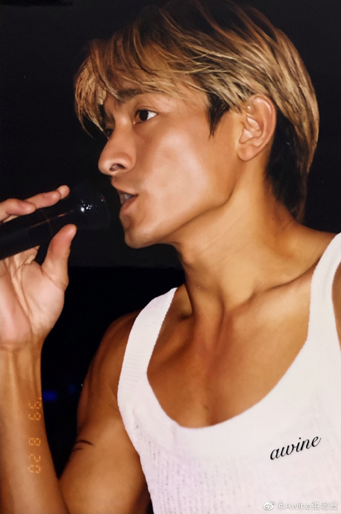 刘德华超话分享刘德华演唱会99 香港红馆秀之二,最棒的演唱会,和路老