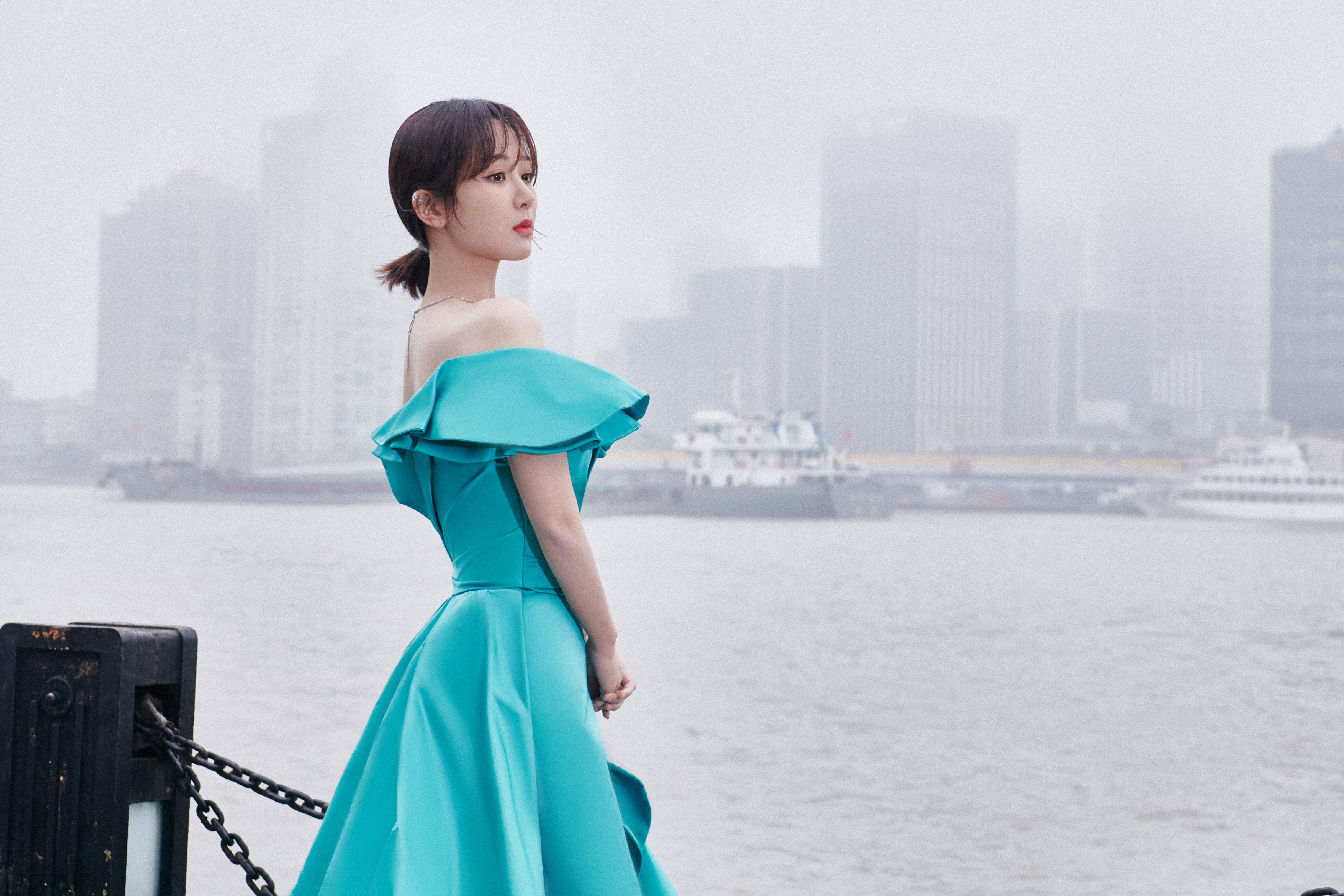 搜狐娱乐讯 3月31日,杨紫穿一袭一字肩礼服出席时尚活动,她身材纤细