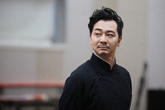 吴樾在日常排练吴樾在话剧《大宅门》中再次扮演白景琦再演白景琦获