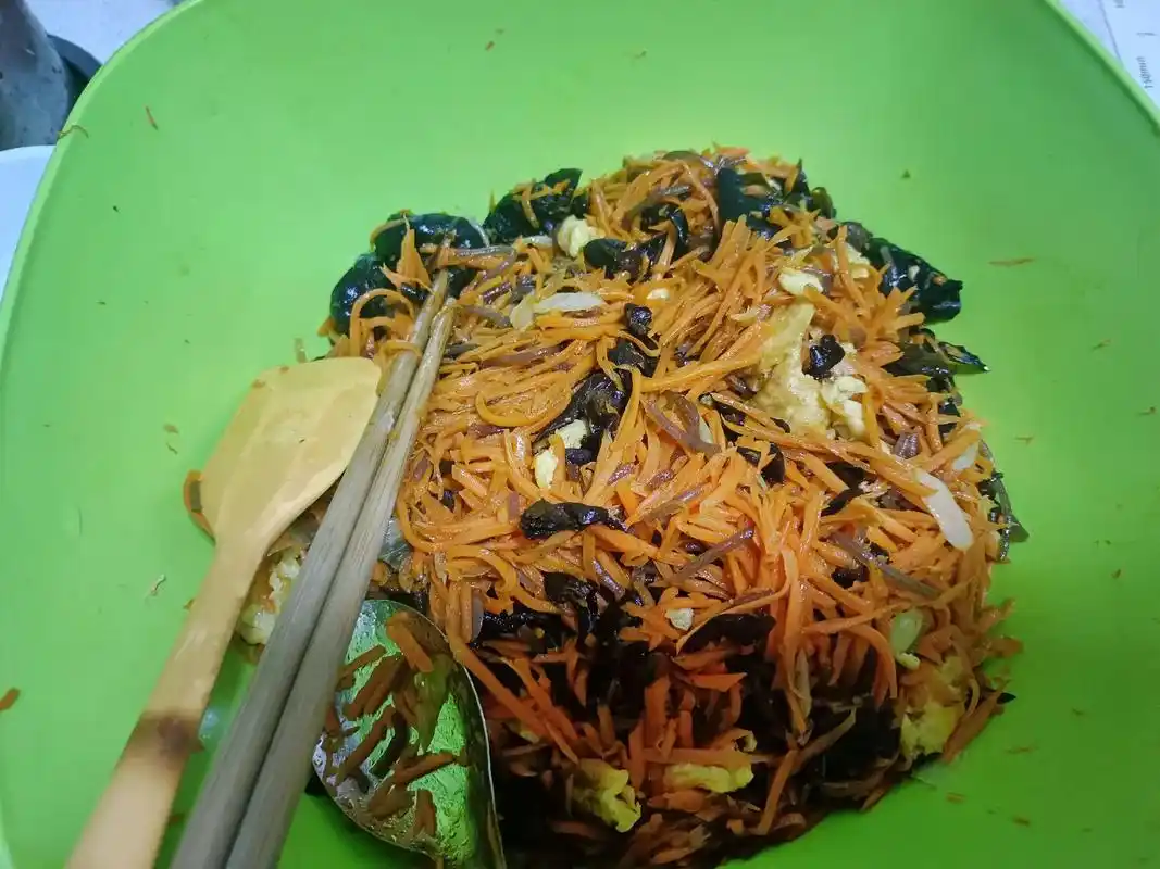 在家做美食 #手工包子素馅包子 胡萝卜木耳粉条鸡蛋素馅包子 - 抖音