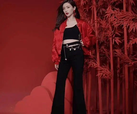 江疏影本人身高有一米六八左右,为了撑起长裤,她还穿了高跟鞋,所以